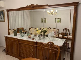 Aparador de madera con espejo