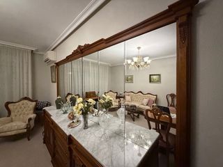 Aparador de madera con espejo