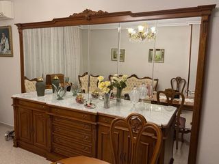 Aparador de madera con espejo