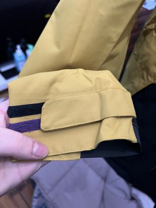 Chaqueta BERACHAUS amarilla y negra