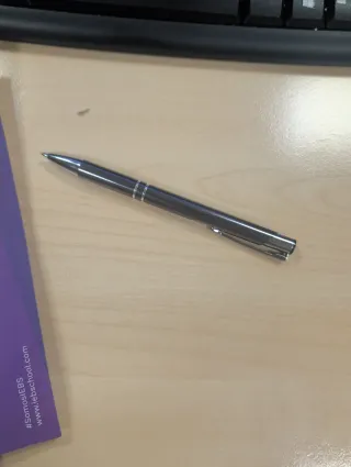 Bolígrafo metálico plateado