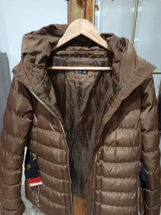 Abrigo acolchado marrón con cinturón