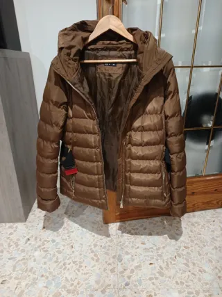 Abrigo acolchado marrón con cinturón