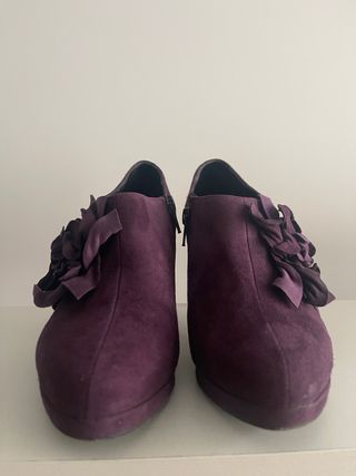 Zapatos abotinados  de ante morados con flor