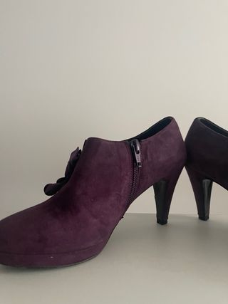 Zapatos abotinados  de ante morados con flor