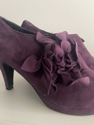 Zapatos abotinados  de ante morados con flor