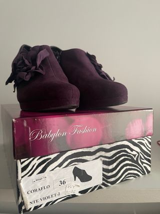 Zapatos abotinados  de ante morados con flor