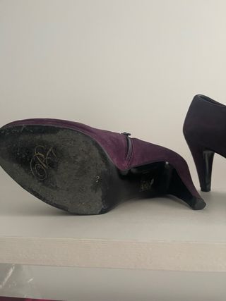 Zapatos abotinados  de ante morados con flor