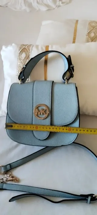 Bolso bandolera azul claro con asa de mano