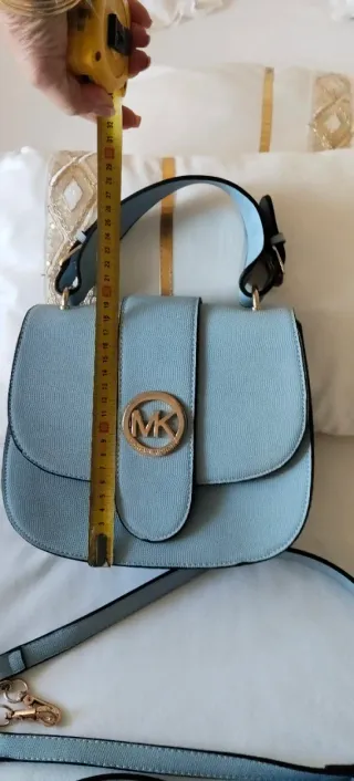 Bolso bandolera azul claro con asa de mano
