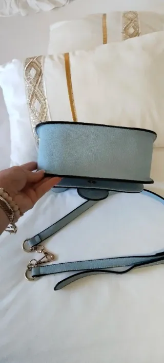 Bolso bandolera azul claro con asa de mano