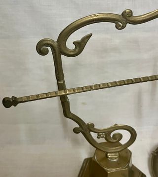 Báscula antigua de bronce