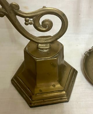 Báscula antigua de bronce