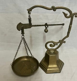 Báscula antigua de bronce