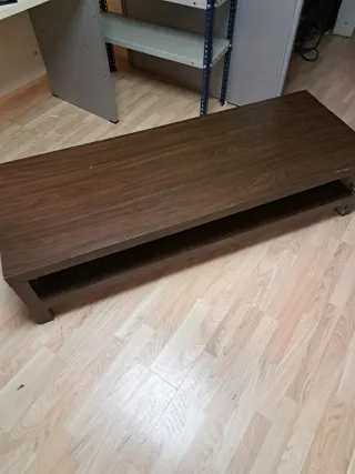 Mesa de salón de madera
