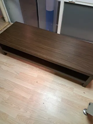 Mesa de salón de madera