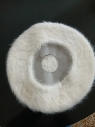 Boina de angora blanca