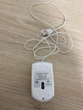 Ratón de ordenador blanco con flores