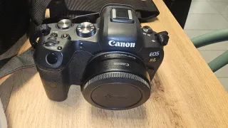 Macchina fotografica Canon R6 con accessori