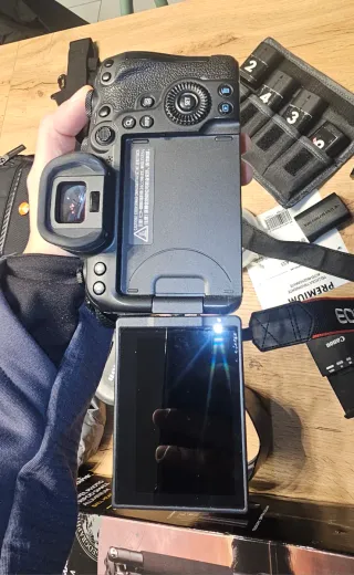 Macchina fotografica Canon R6 con accessori