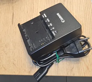 Macchina fotografica Canon R6 con accessori