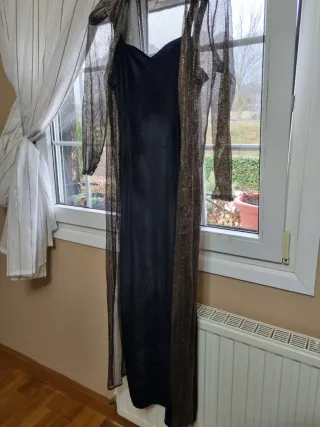 Vestido verde con plumas