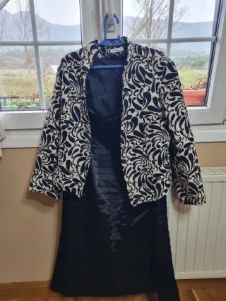 Vestido verde con plumas