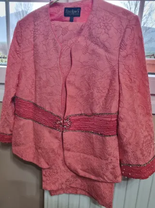 Vestido verde con plumas