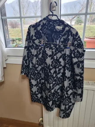 Vestido verde con plumas