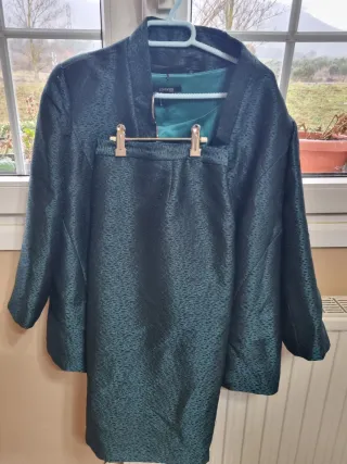 Vestido verde con plumas