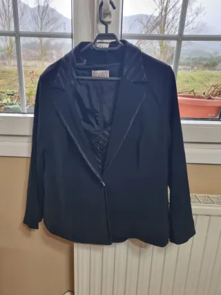 Vestido verde con plumas