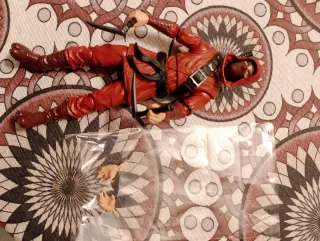 Figura de acción ninja roja con accesorios