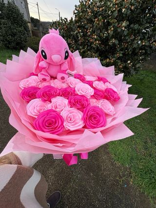 Ramo de flores y peluche Stich rosa