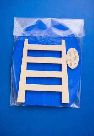 Puerta Ratoncito Pérez Azul con Escalera