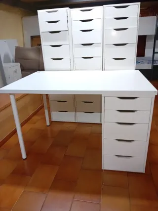 Escritorio blanco con cajonera