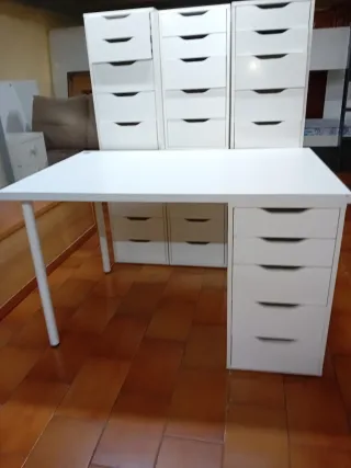 Escritorio blanco con cajonera