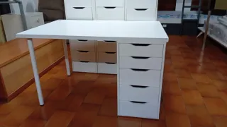 Escritorio blanco con cajonera