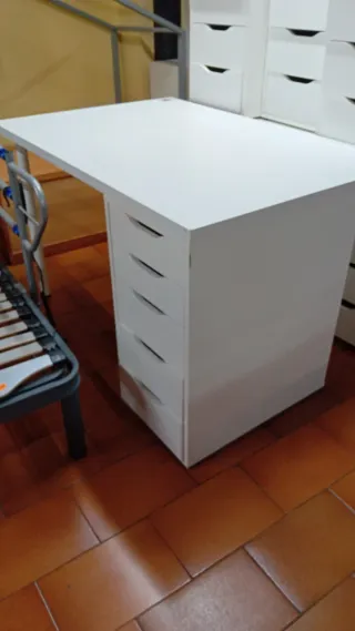 Escritorio blanco con cajonera