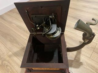 Gramófono antiguo de madera y metal