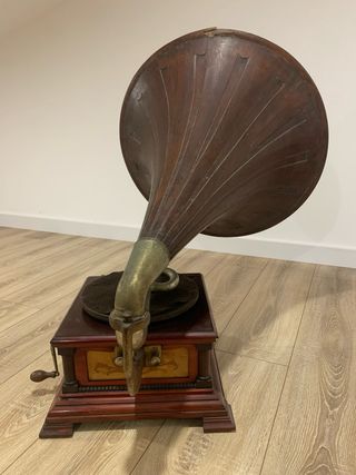 Gramófono antiguo de madera y metal