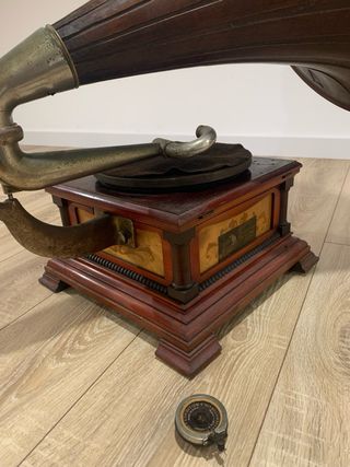 Gramófono antiguo de madera y metal