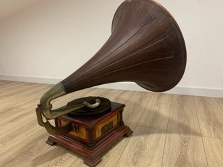 Gramófono antiguo de madera y metal