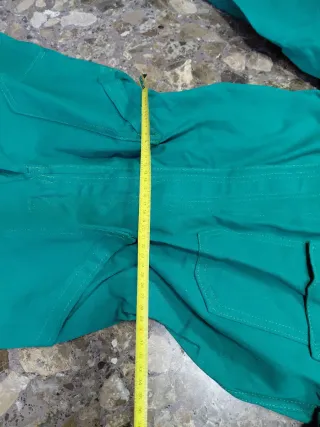 Mono de trabajo verde talla pequeña