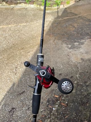 Caña de pescar y carrete de jigging