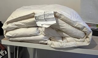 Edredón beige y blanco