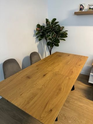 Mesa extensible y 4 sillas comedor