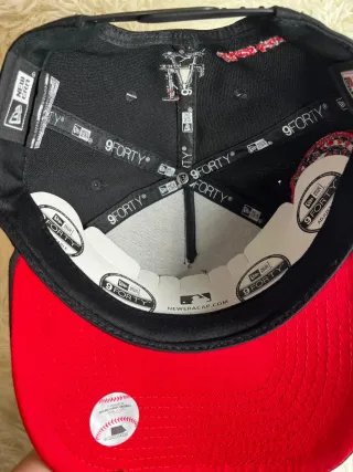 Gorra New Era 9Forty Ajustable Negra Roja