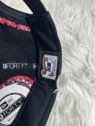 Gorra New Era 9Forty Ajustable Negra Roja