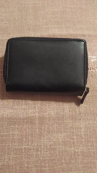 Billetera de piel negra con diseño floral