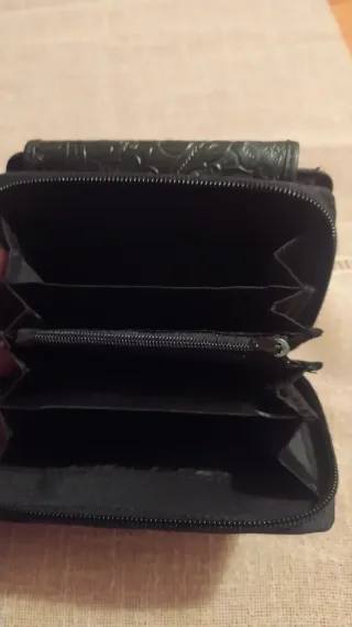 Billetera de piel negra con diseño floral